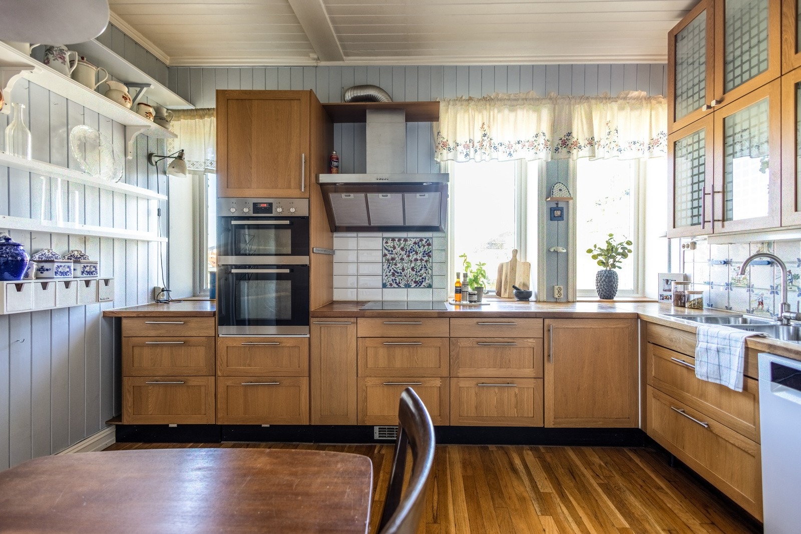 Rikelig med plass i både under- og overskap. Gode arbeidsflater setter kokken i huset pris på! Galleribilde