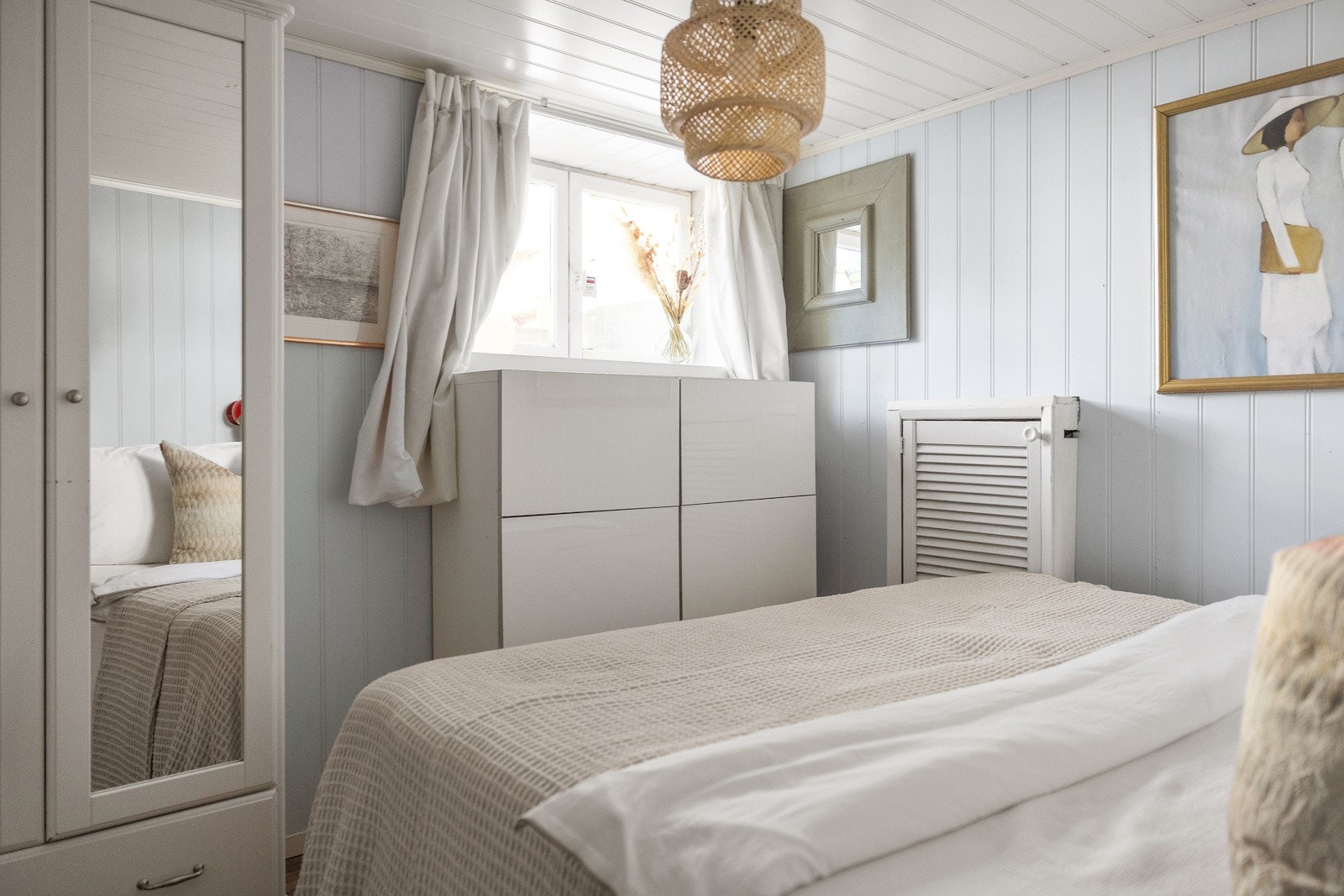 Soverom 1 har plass til en dobbeltseng, kommode og garderobeskap. NB! Soverommene i underetasjen er ikke godkjent for varig opphold, ref. opplysning om rammetillatelse. Galleribilde