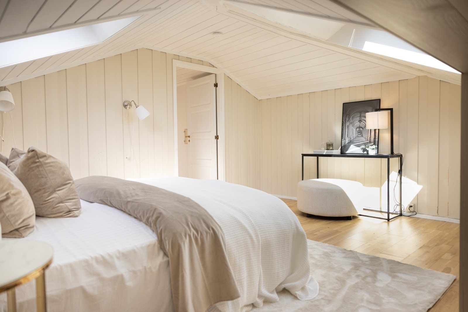 Plass til dobbeltseng, nattbord og oppbevaring av ting og tang i knevegg. Galleribilde