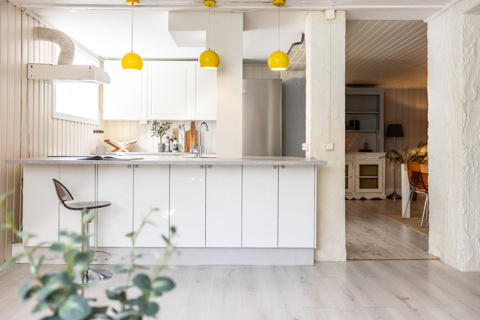 Delvis åpen kjøkkenløsning som skaper en sosial atmosfære. Galleribilde