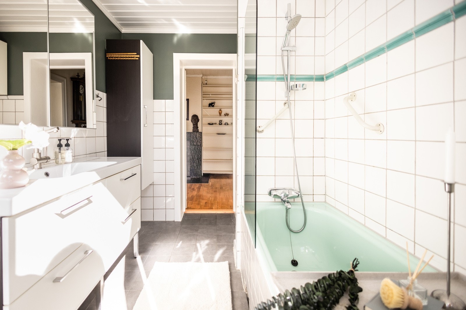 Flislagt bad, med badekar. Her kan man trekke seg tilbake, skru på radioen og slappe av. Galleribilde