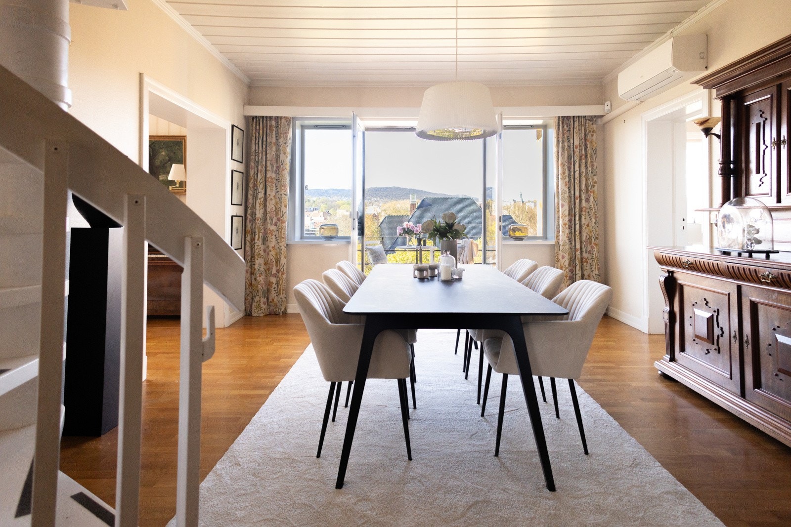 Spiseplassen leder ut mot balkongen. Galleribilde