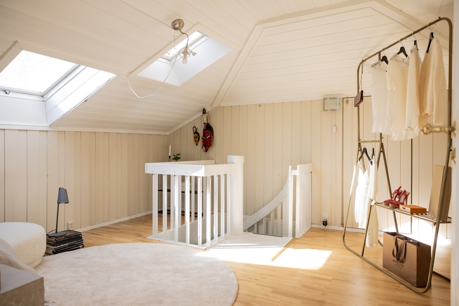 Lys og sjarmerende loftsetasje som kombinerer god plassutnyttelse med en lun og innbydende atmosfære Galleribilde