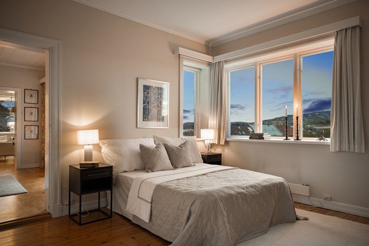 Fra soverommet kan man legge seg til en deilig kveldsstemning, og også våkne til lyden av fugler som kvitrer! Galleribilde