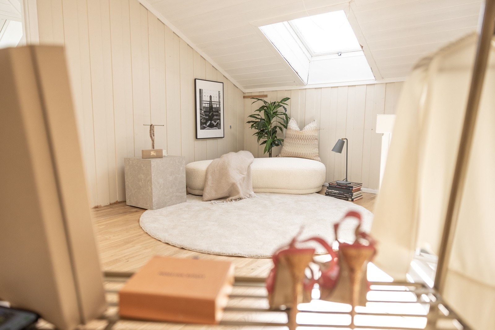 Koselig loftstue med skråtak og som gir rommet særpreg og karakter Galleribilde