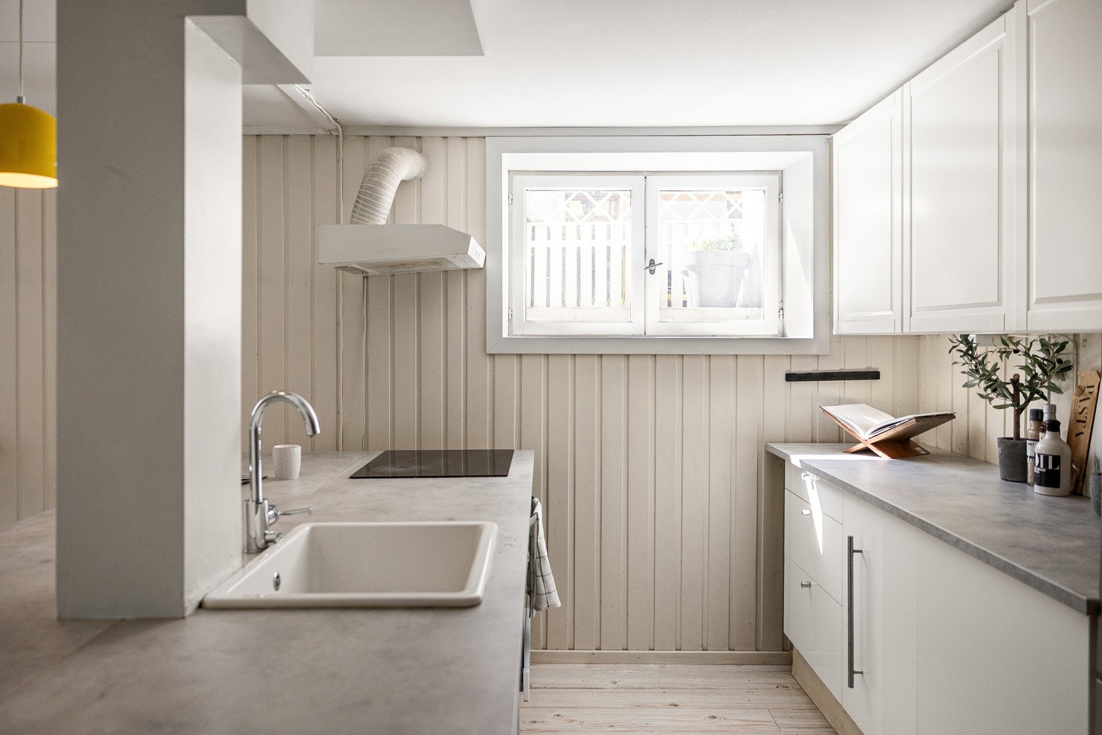 Gode arbeidsflater og rikelig med oppbevaringsplass. Galleribilde