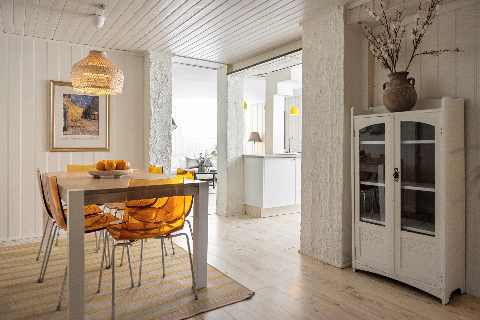 I tillegg har man plass til et skap der de lekreste vin- og champagneglass kan plasseres. Galleribilde