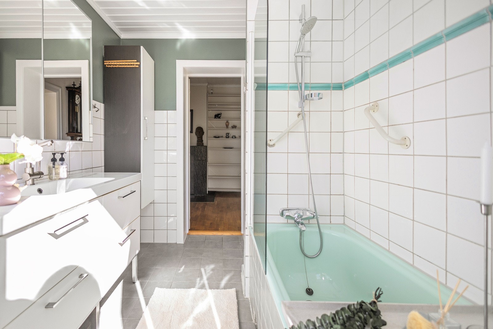 Delikat, flislagt bad - her får man en god start på dagen. Galleribilde