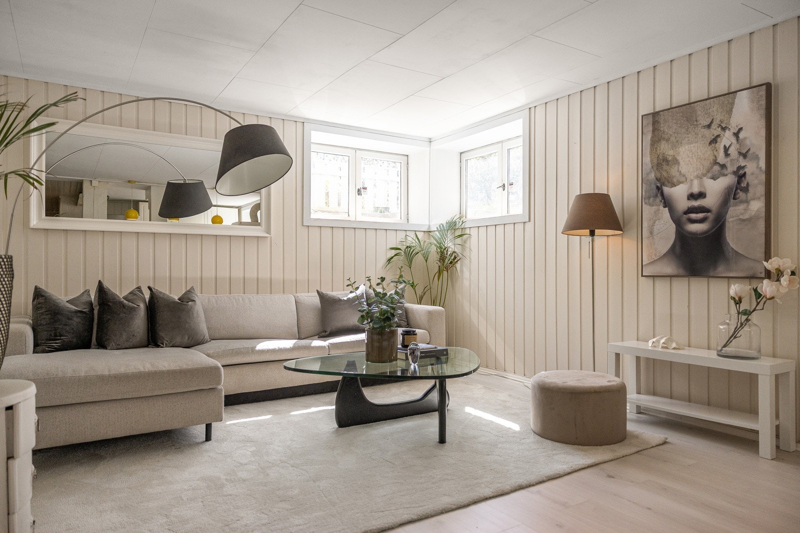 I utgangspunktet er ikke underetasjen godkjent. Det er sendt godkjent rammetillatelse for ombygging og seksjonering av underetasjen til egen seksjon. Galleribilde