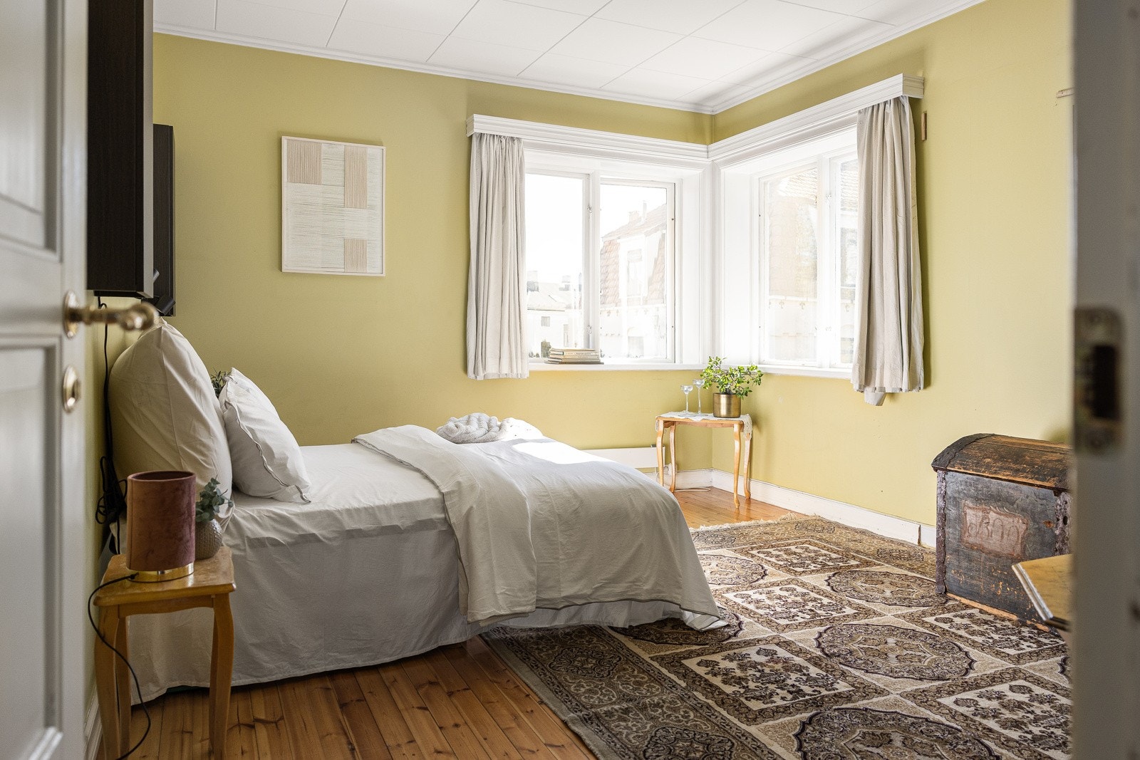 Lyst og åpent soverom med god plass til både dobbeltseng og stort garderobeskap på dette store soverommet Galleribilde