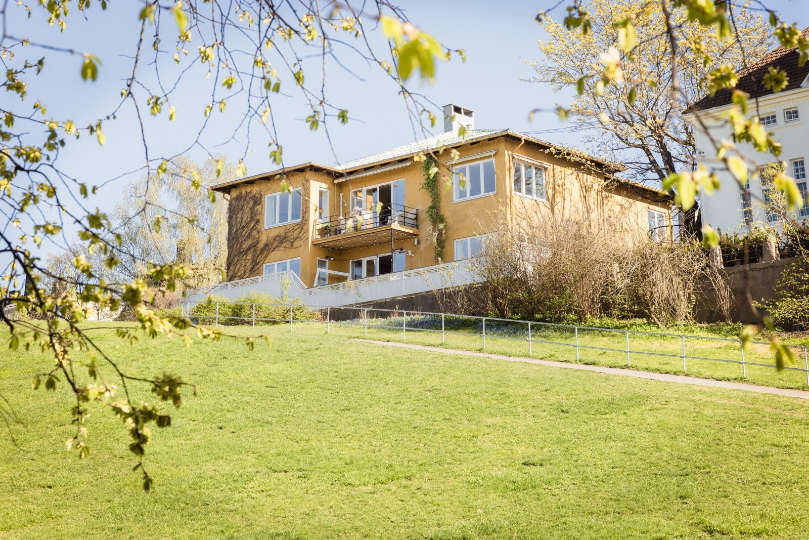 Velkommen til Anton Schjøths gate 23, del av en villa på toppen av Idioten. Galleribilde