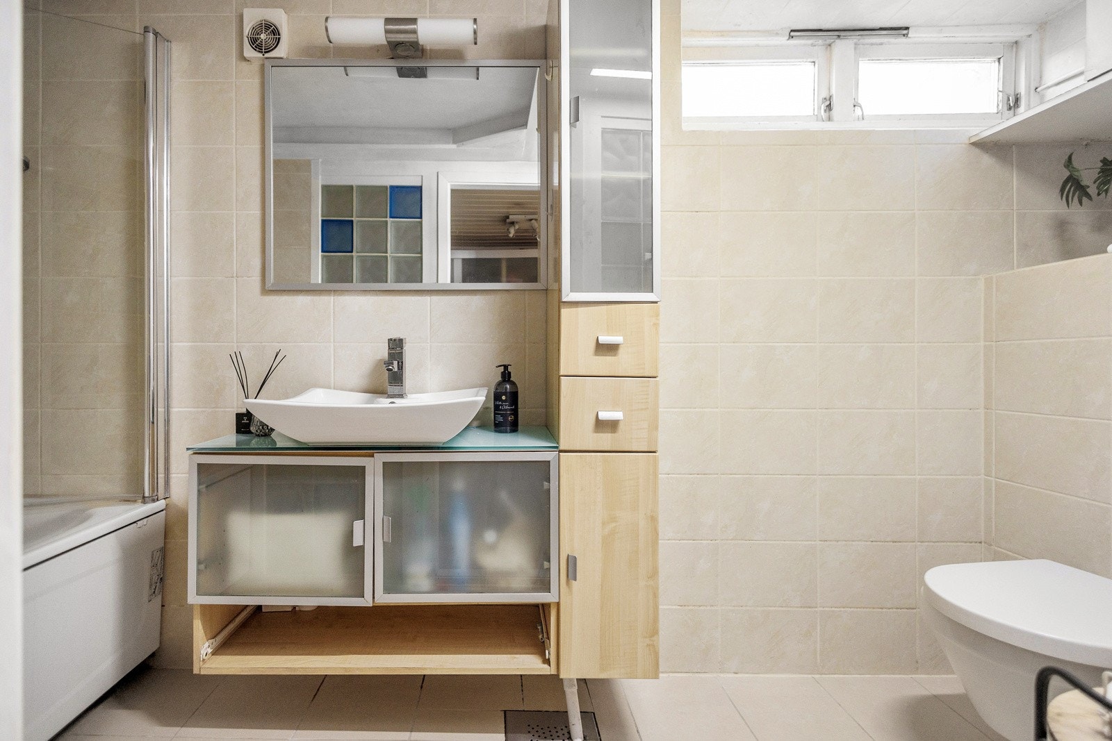 Lyst og delikat fargevalg. Vegghengt toalett og lekker vask. Galleribilde