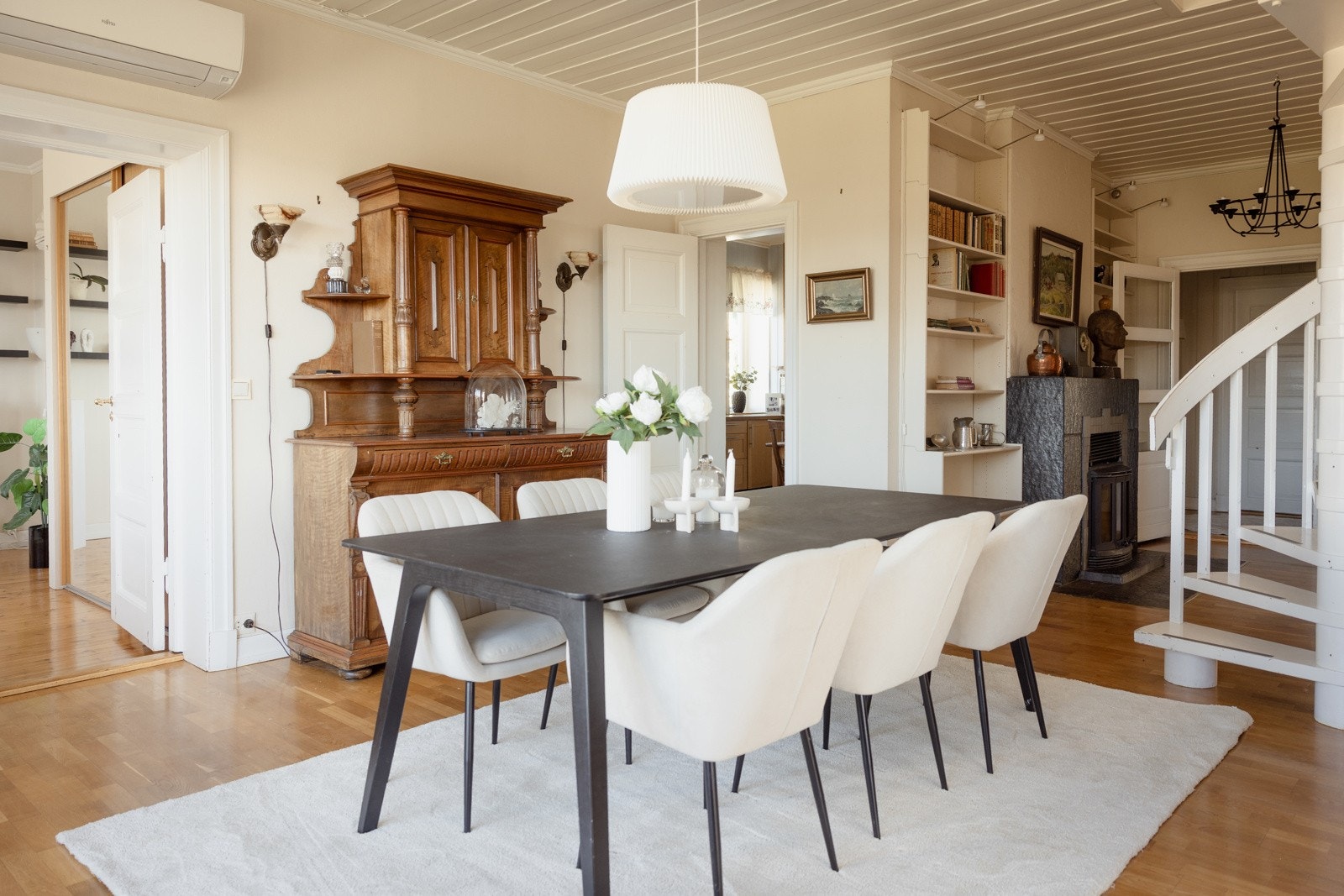 Spisestue med peisovn. Galleribilde