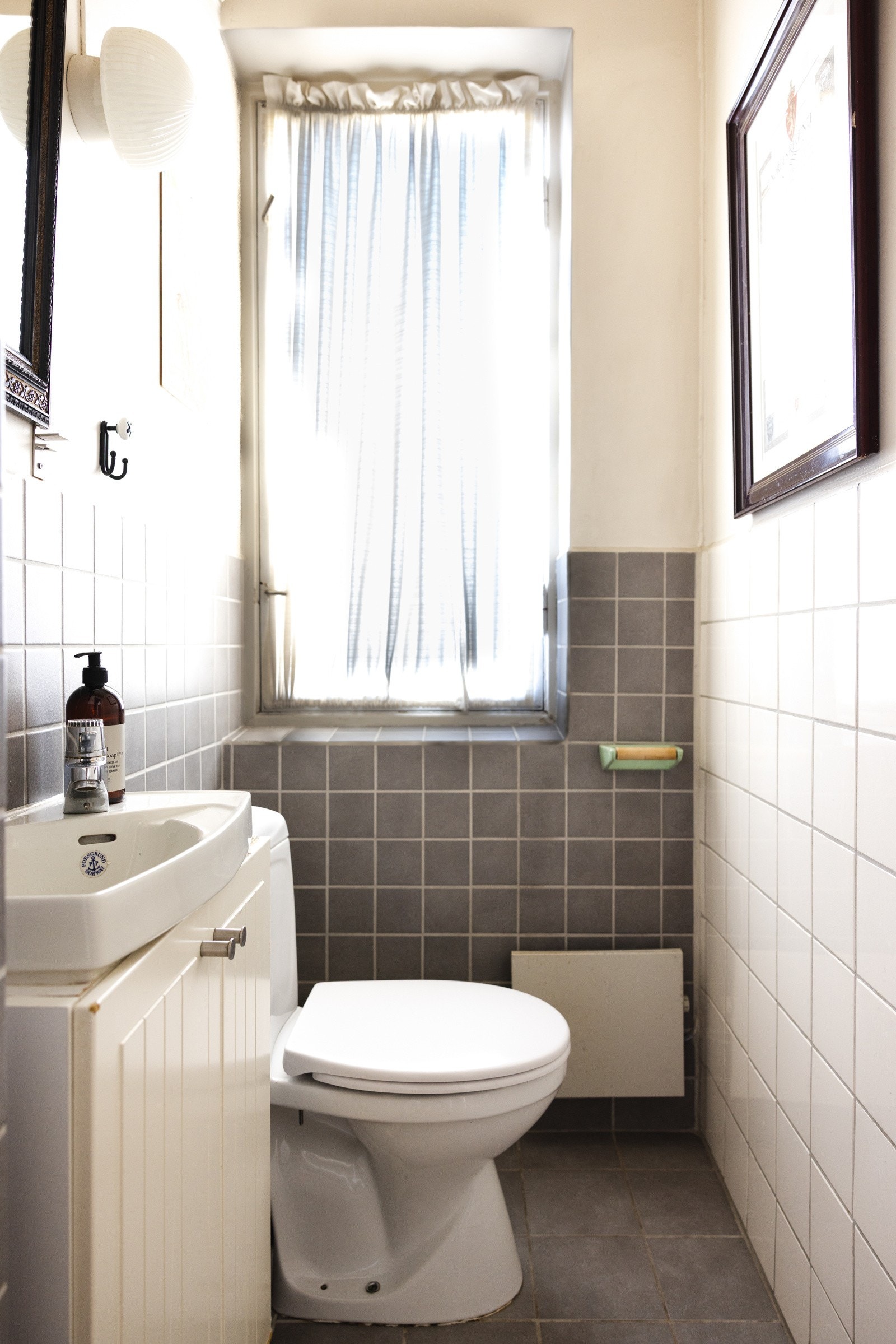 Separat toalettrom med servant på innredning og toalett Galleribilde