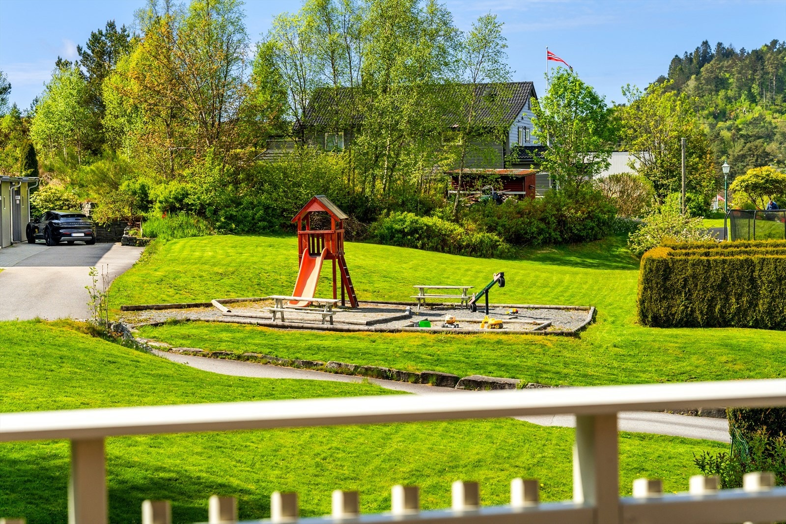 Nærområdet er trygt og barnevennlig, her kan man sitte på terrassen mens barna løper fritt rundt på fellesarealet og leker på lekeplassen. Galleribilde