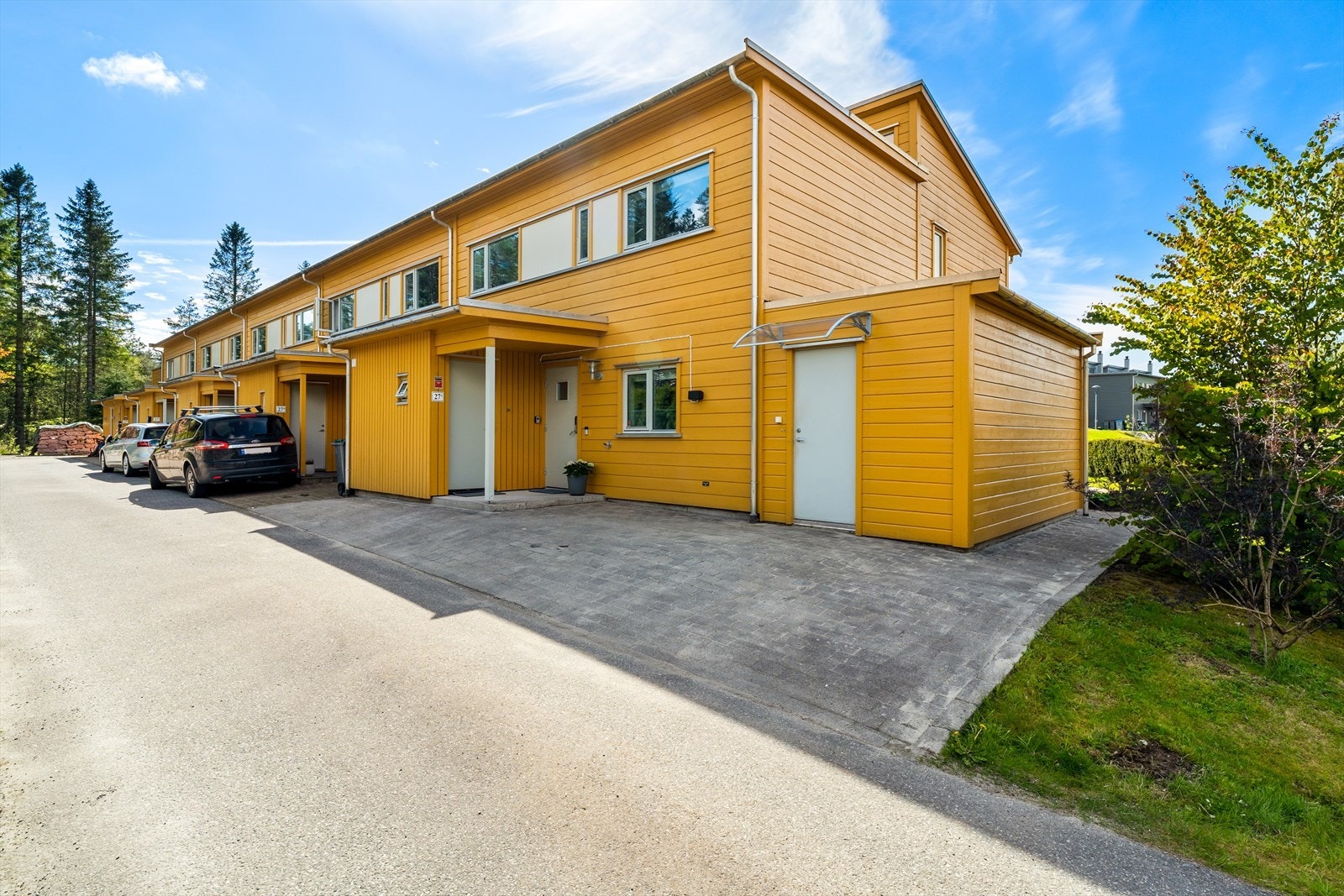 Huset ligger i en blindvei hvor det kun er kjøring til eiendommene på denne rekken. Herfra er det direkte inngang til Siljustølskogen som kan by på fine jogge og turmuligheter Galleribilde