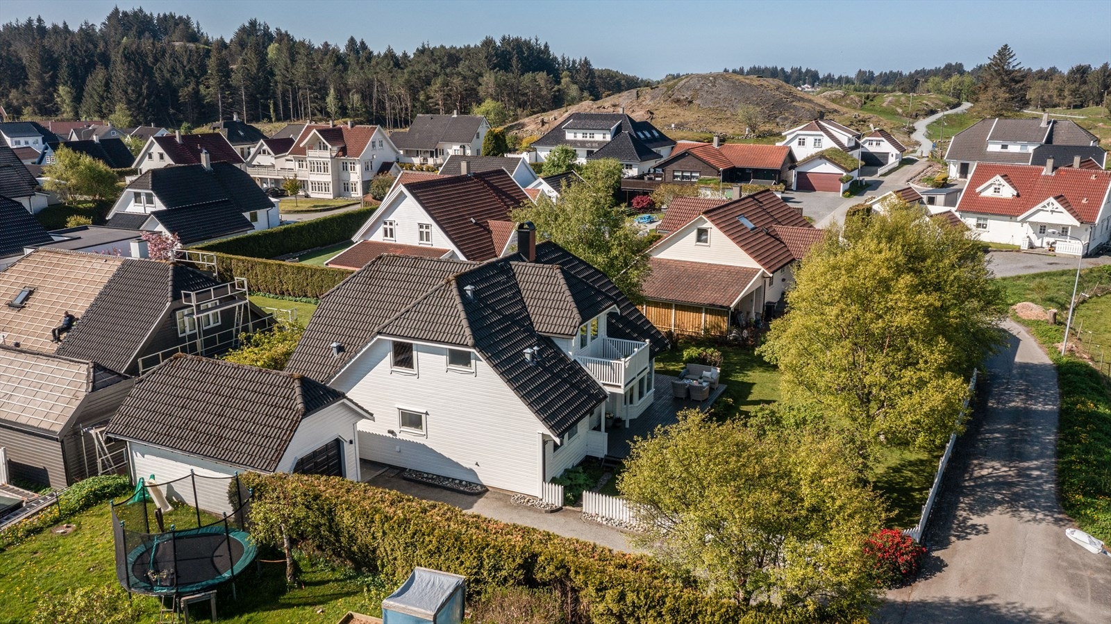 I tillegg er det kort vei til skoler, barnehager, dagligvareforretninger og næringsområde i Bøvågen. Galleribilde
