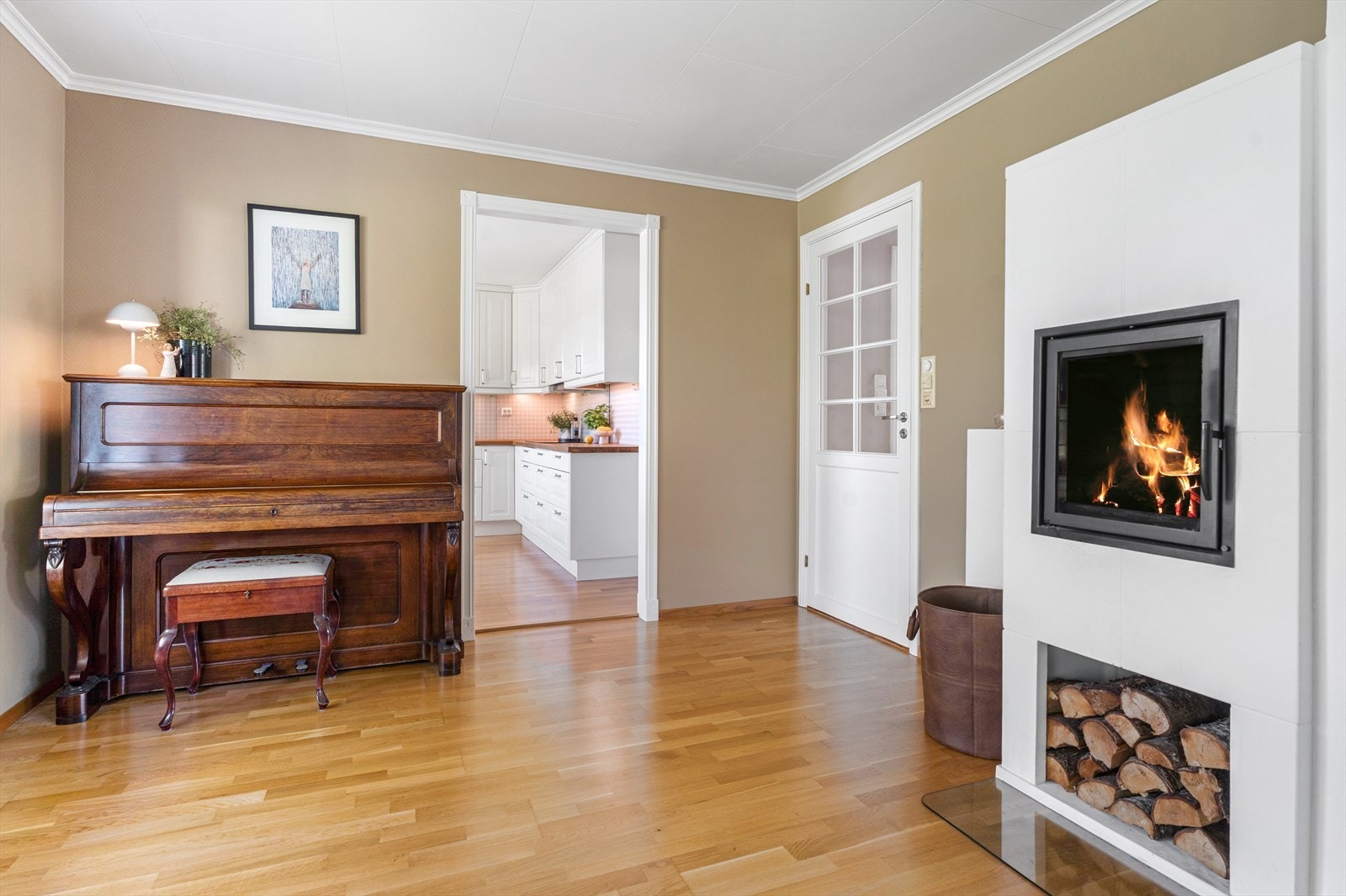 Det er montert en dekorativ peis med innsats, for hygge og varme på kalde dager. Galleribilde