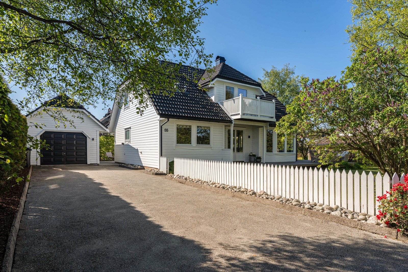 Gode parkeringsmuligheter i frittstående garasje og stor oppkjørsel. Det er montert elbillader. Galleribilde