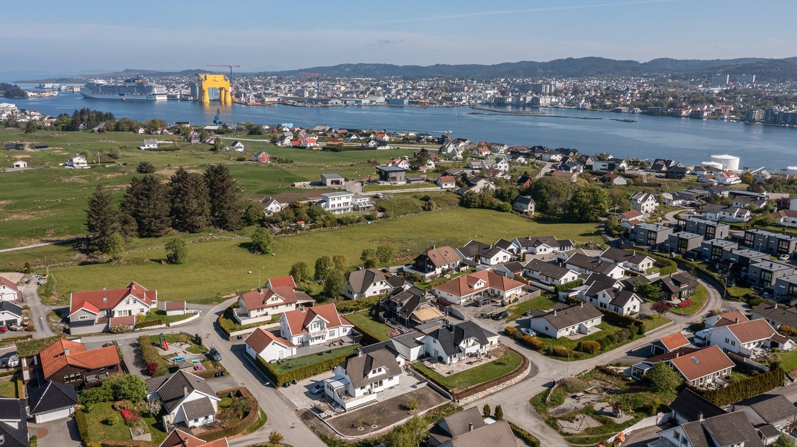 Fra eiendommen tar det kun omlag 12 minutter med bil inn til Haugesund sentrum. Galleribilde