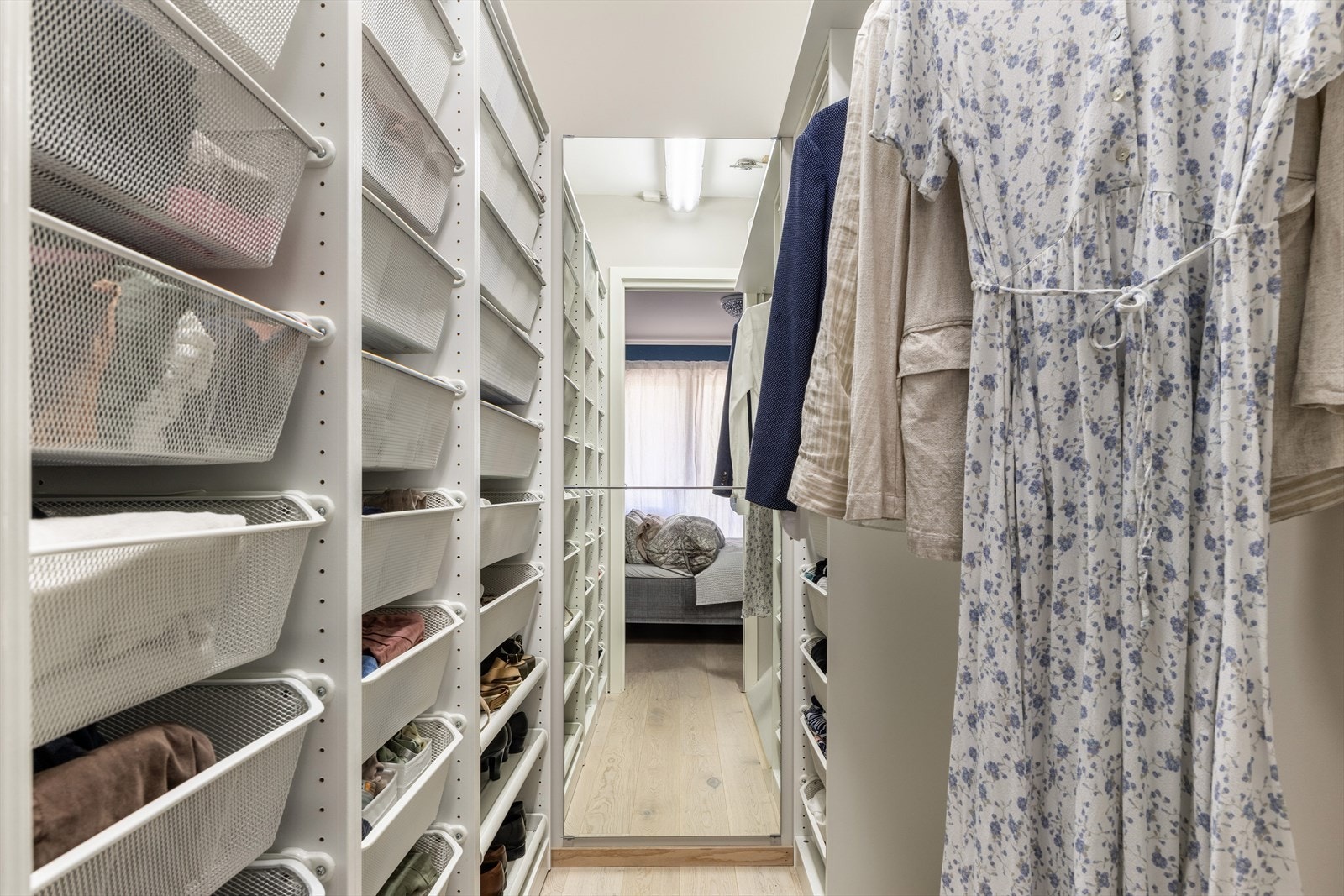 Garderobeinnredningen på walk in closet medfølger handelen Galleribilde