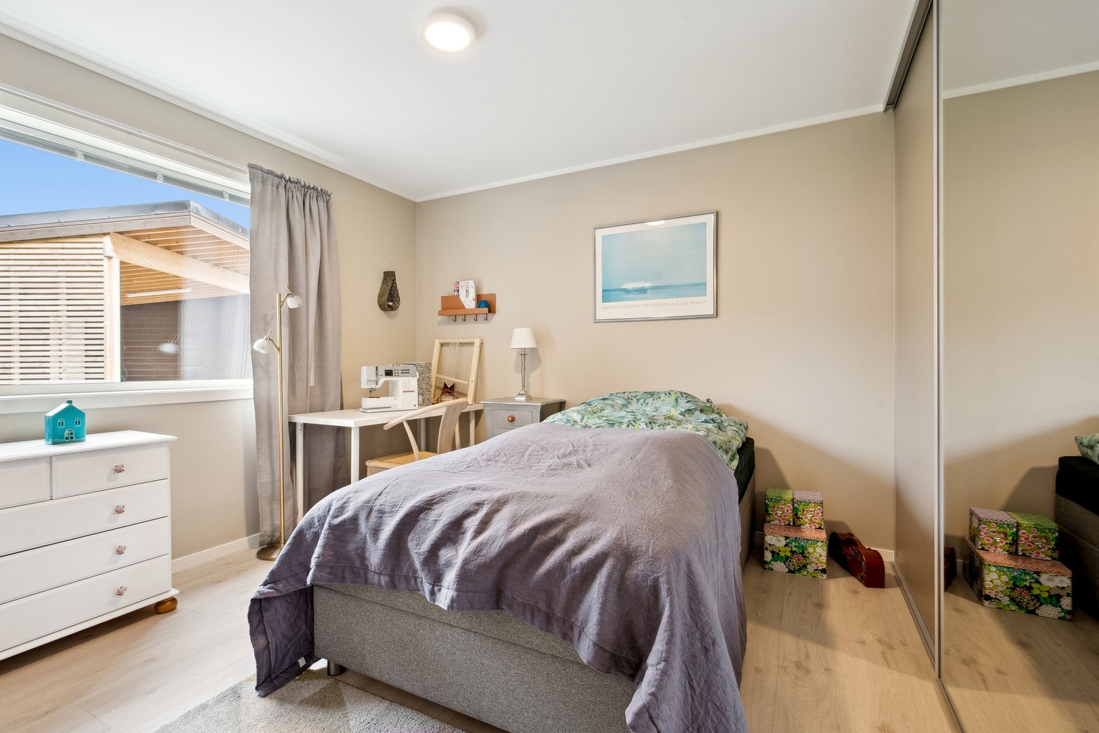 Soverom 2 m/stor skyvedørsgarderobe Galleribilde