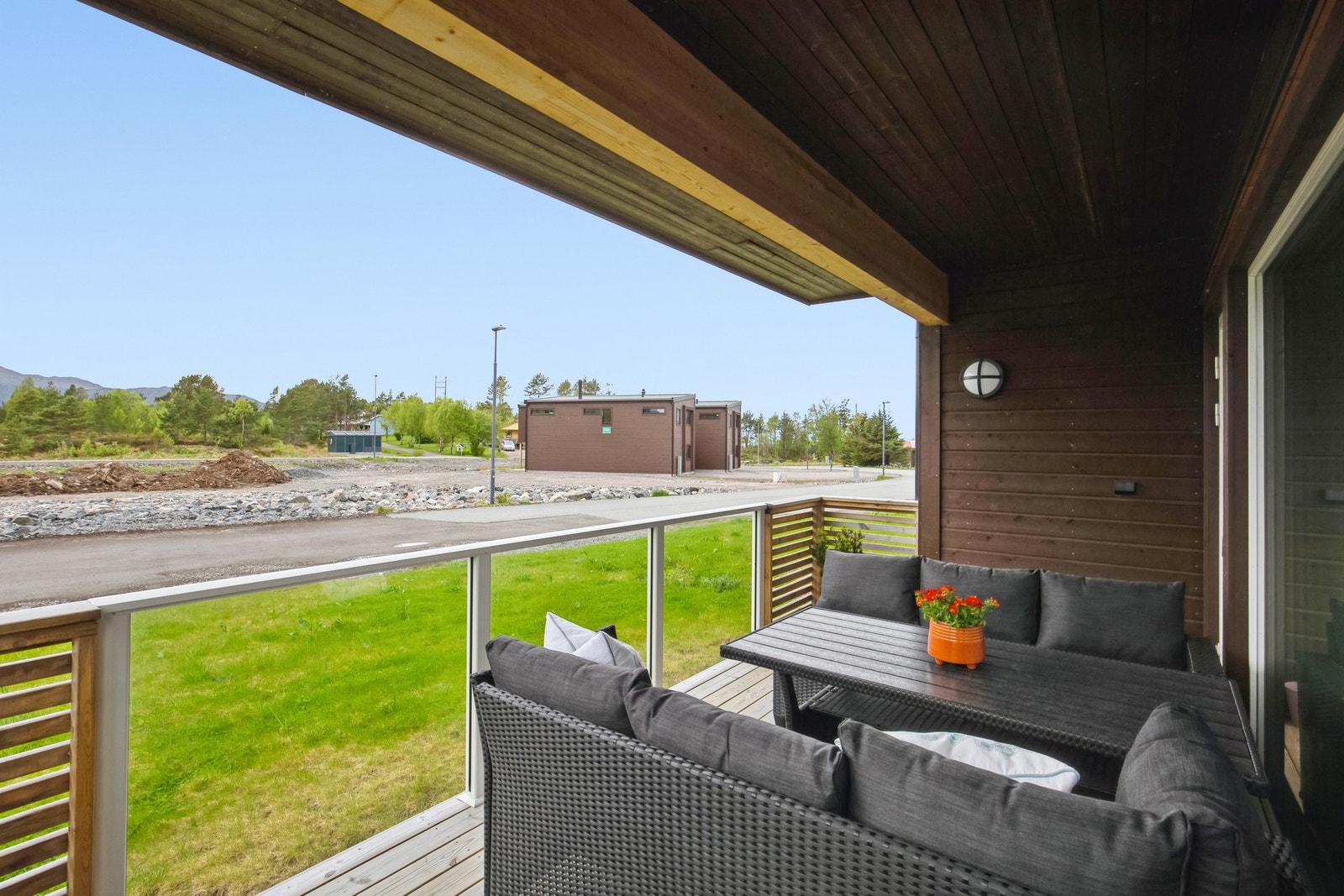 Leiligheten ligger i 1 etasje og har en romslig veranda Galleribilde