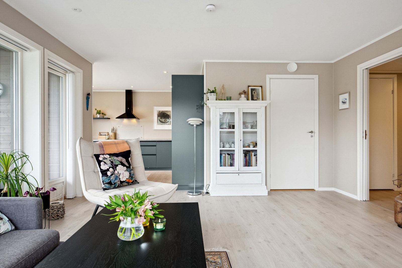 Lys og pen stue med åpen løsning til kjøkken og utgang til veranda Galleribilde