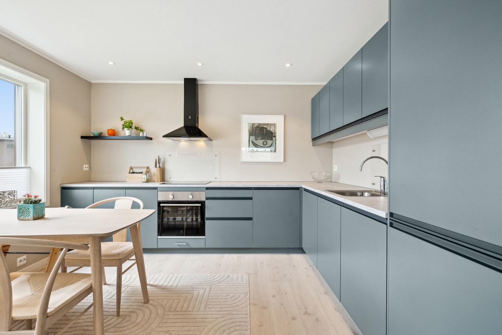 Flott kjøkken, innredning fra Drømmekjøkken med over og underskap og god plass til spisebord Galleribilde