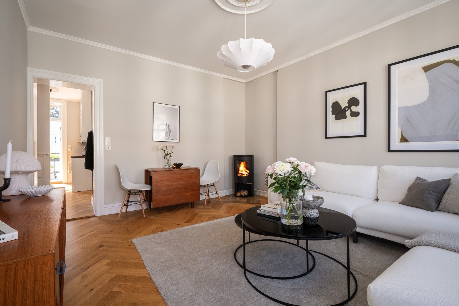 Det er god plass til spisebord som kan trekkes ut for å gi plass til flere middagsgjester. Galleribilde