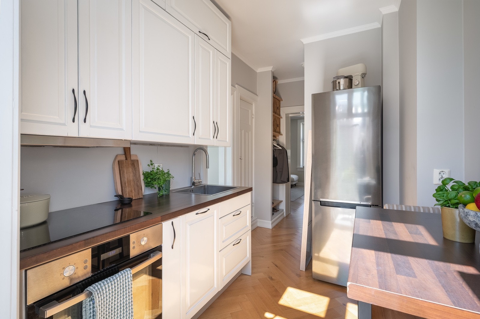 Her er det god plass til oppbevaring i skap og skuffer. Galleribilde