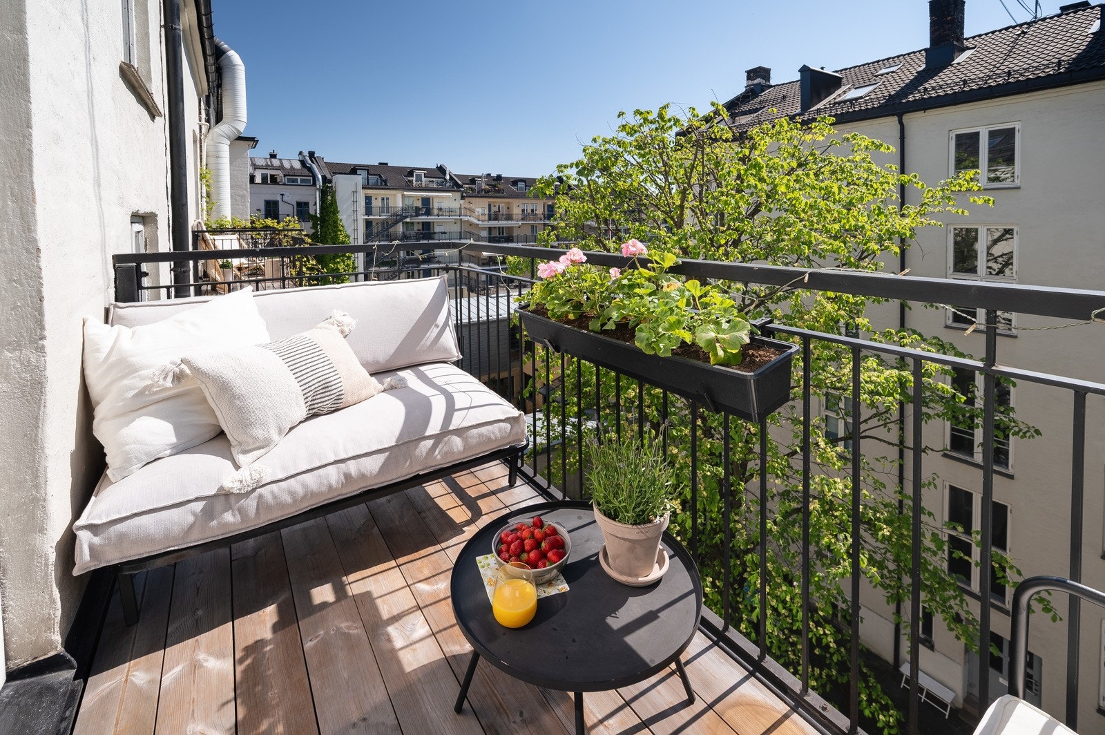 Leiligheten ligger høyt og fritt til i byggets fjerde etasje med utgang til en flott og solrik balkong som vender mot rolig bakgård. Galleribilde