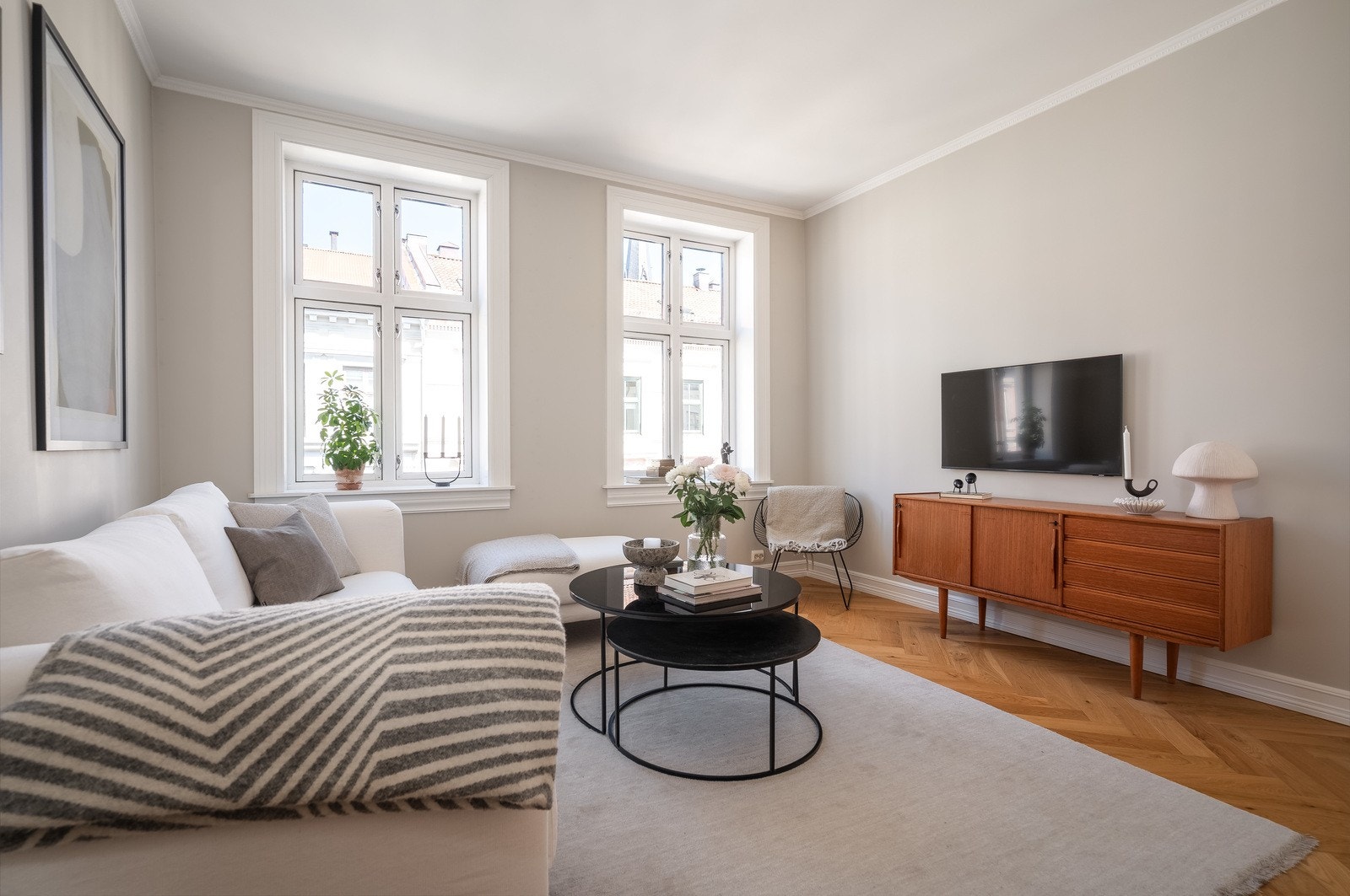 Stuens størrelse gjør rommet enkelt å møblere med flere ulike møbleringsmuligheter. Galleribilde