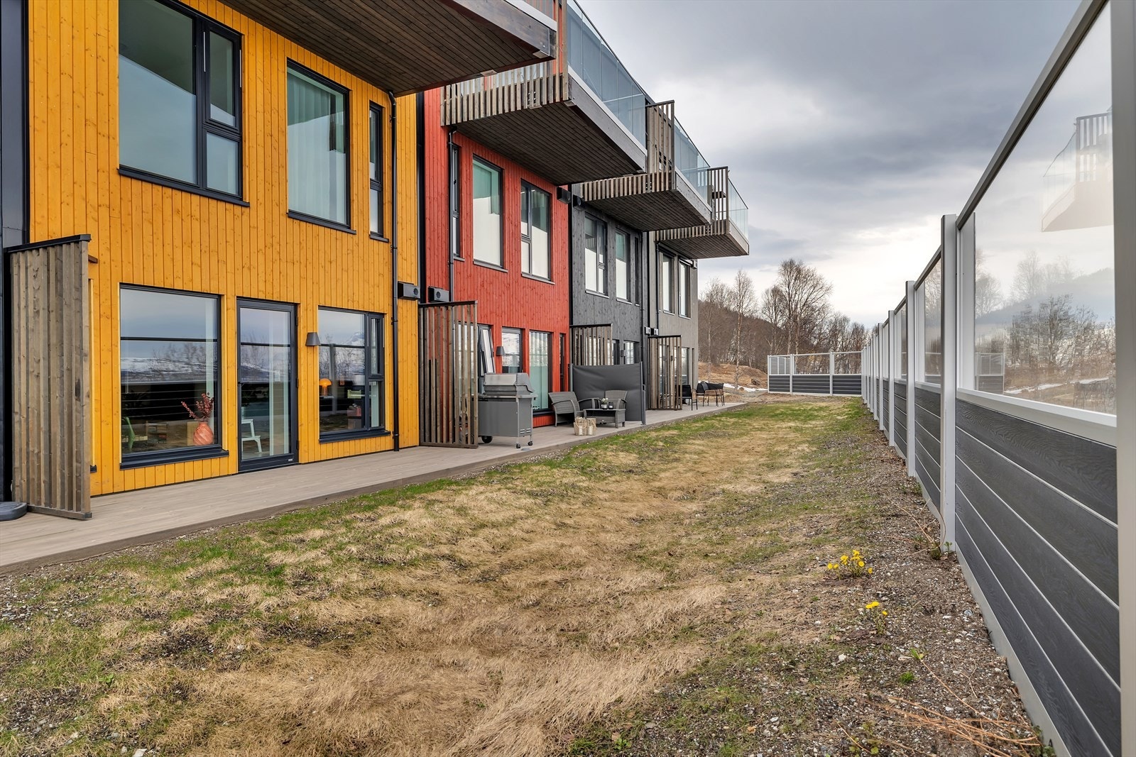 Gode solforhold kan nytes fra flott terrasse mot vest Galleribilde