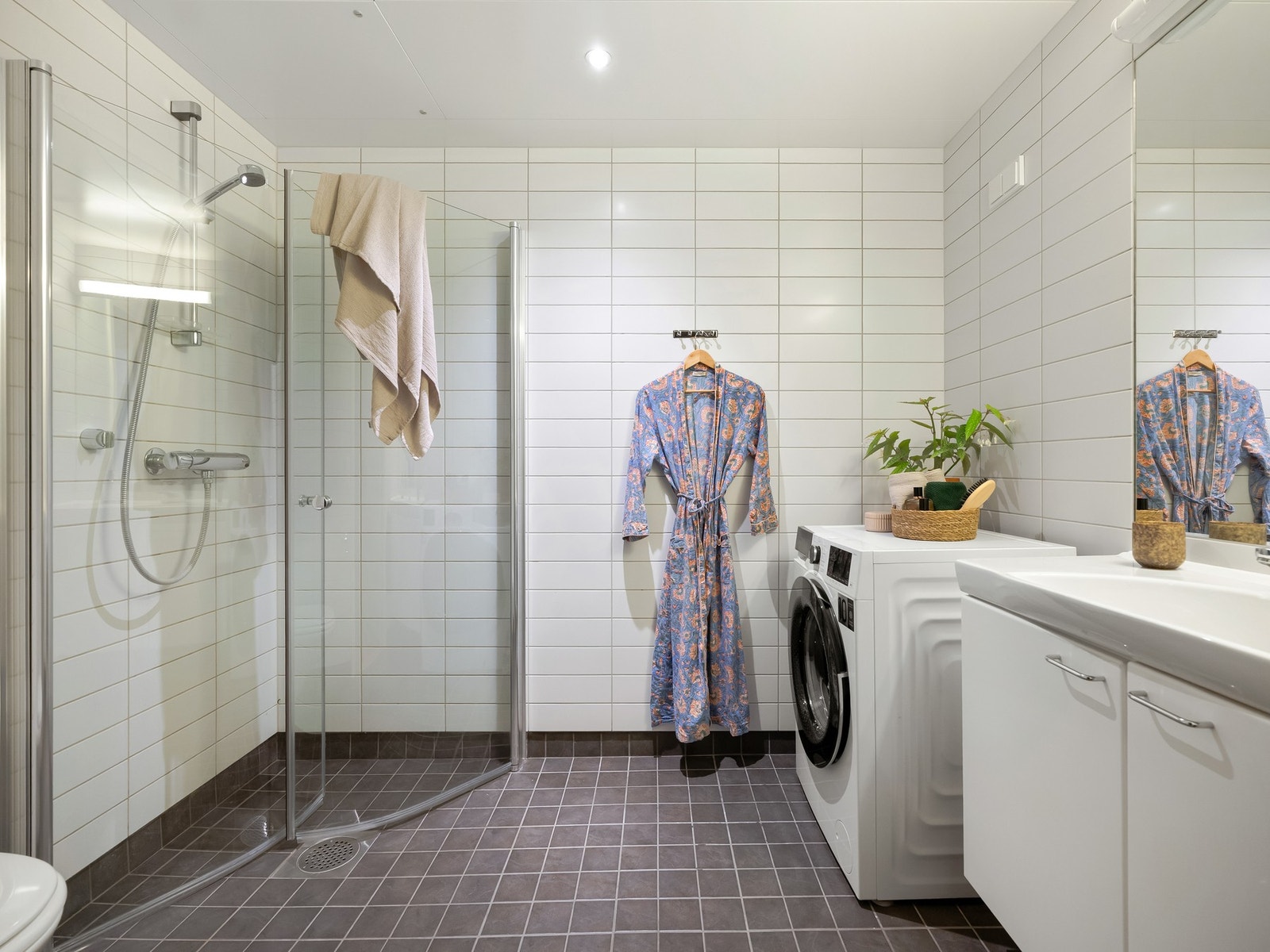 Badet må du få med deg. Her er elektrisk varme i gulv, og mekanisk avtrekk. Galleribilde