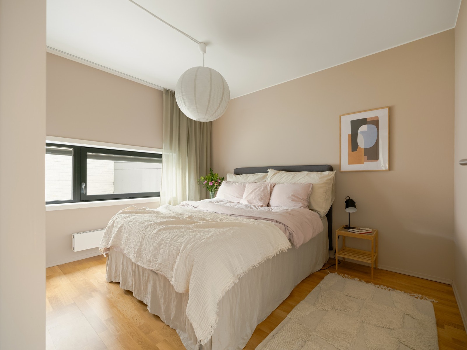 Stor dobbeltseng med plass til nattbord på hver side. Det er fortsatt rikelig med plass rundt. Galleribilde