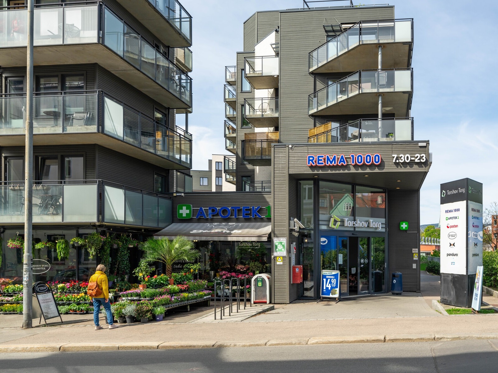 På Torshov Torg har du en stor og bra Rema1000 i kjelleren, apotek, sushi, hobbybutikk og Post i butikk. Galleribilde