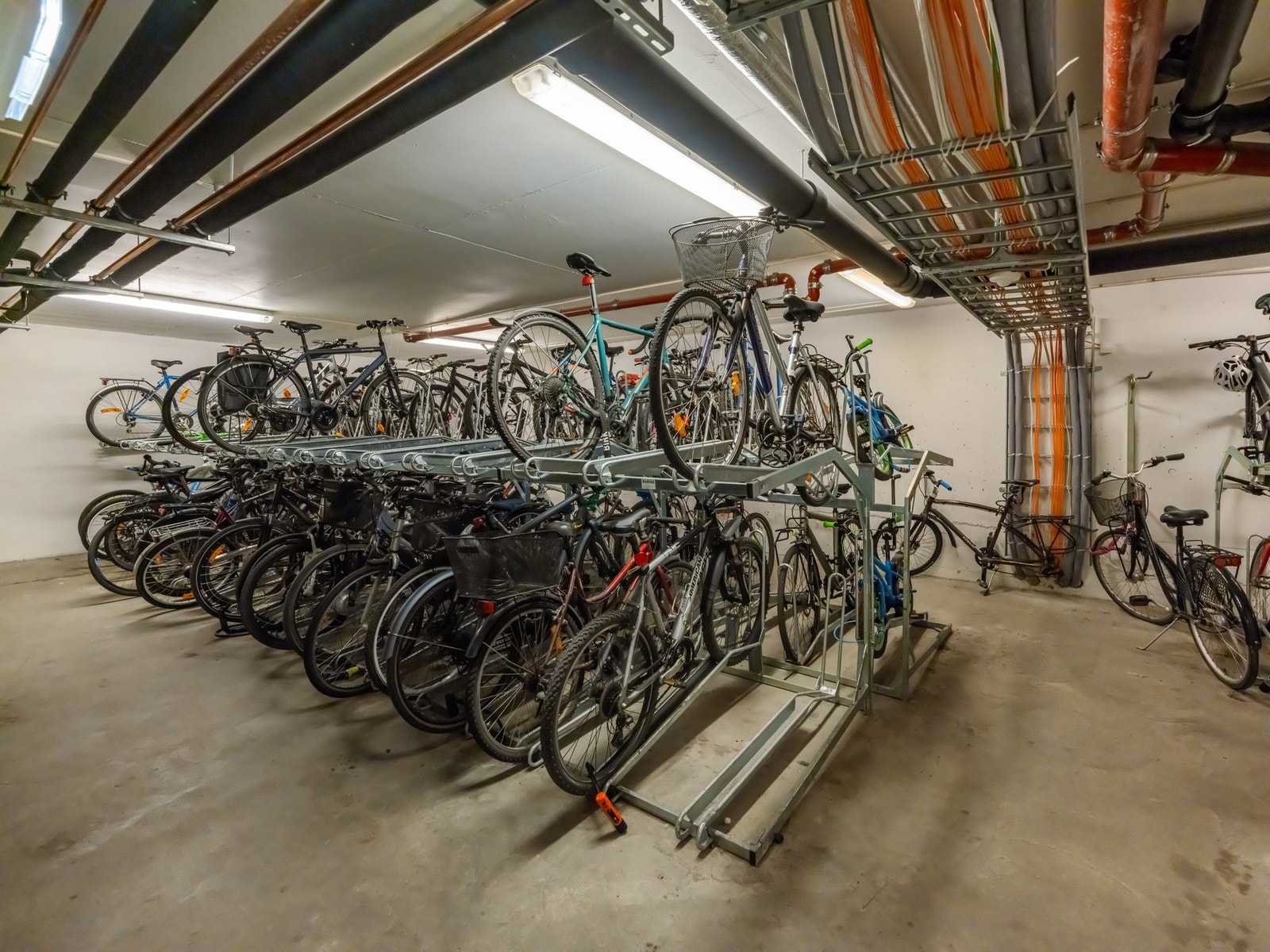 Låst felles sykkelparkering i kjeller. Galleribilde