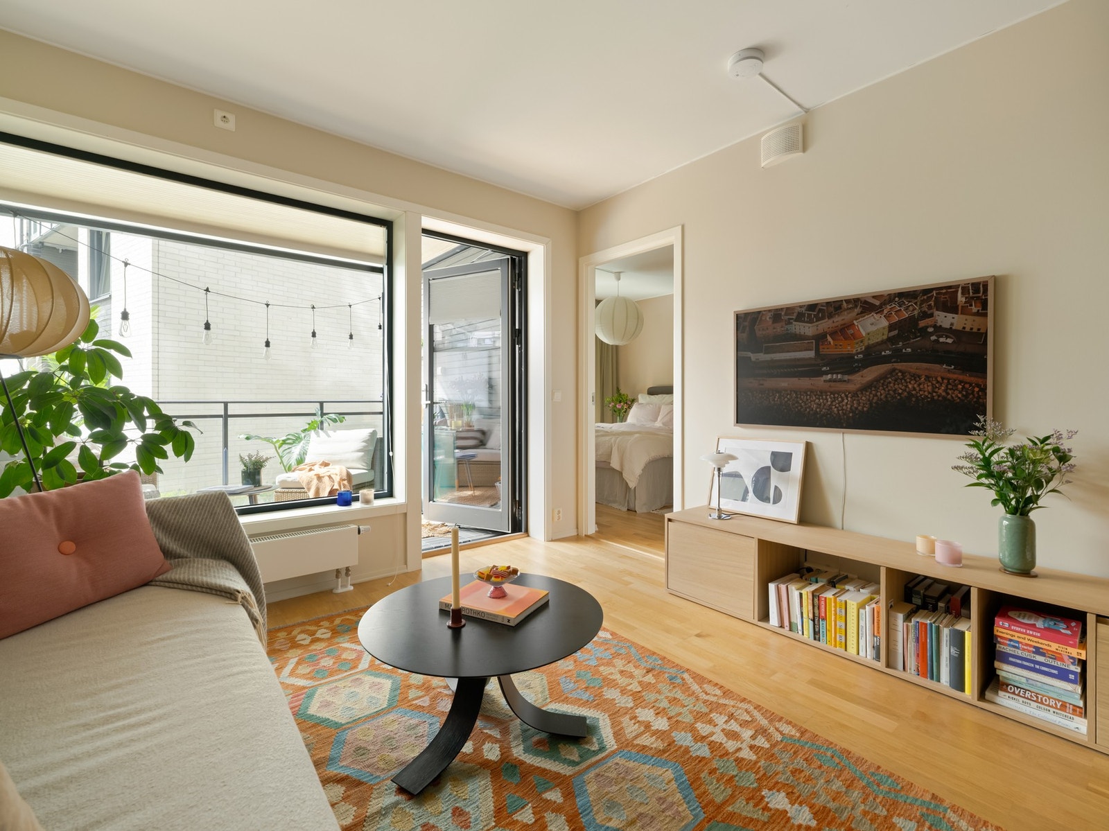 Vinduene og balkongdøra har medfølgende solskjerming. Galleribilde