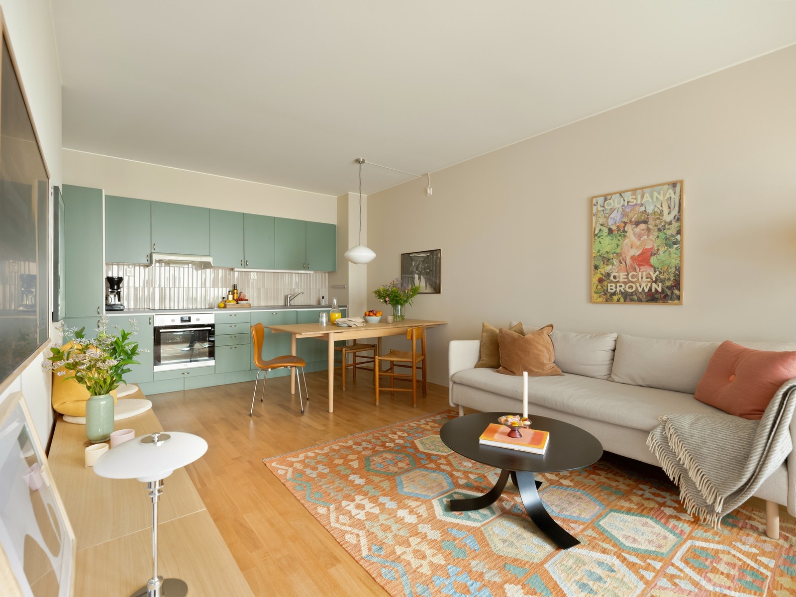 Integrerte hvitevarer medfølger og inkluderer kjøleskap og fryser, oppvaskmaskin, stekeovn og koketopp. Galleribilde