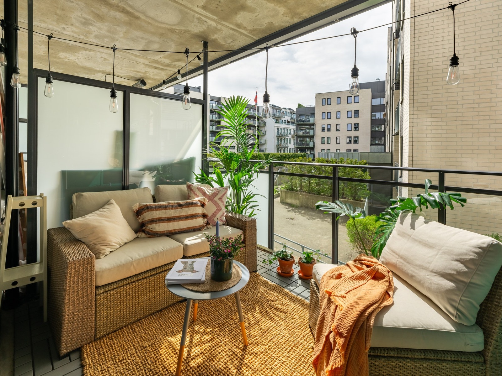 Leiligheten har en romslig sørvendt balkong, på cirka 8 m². Galleribilde