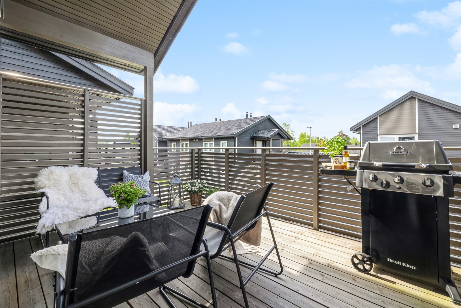 Flott overbygd balkong på ca. 11 kvm, - en naturlig forlengelse av boligen på sommertid! Galleribilde