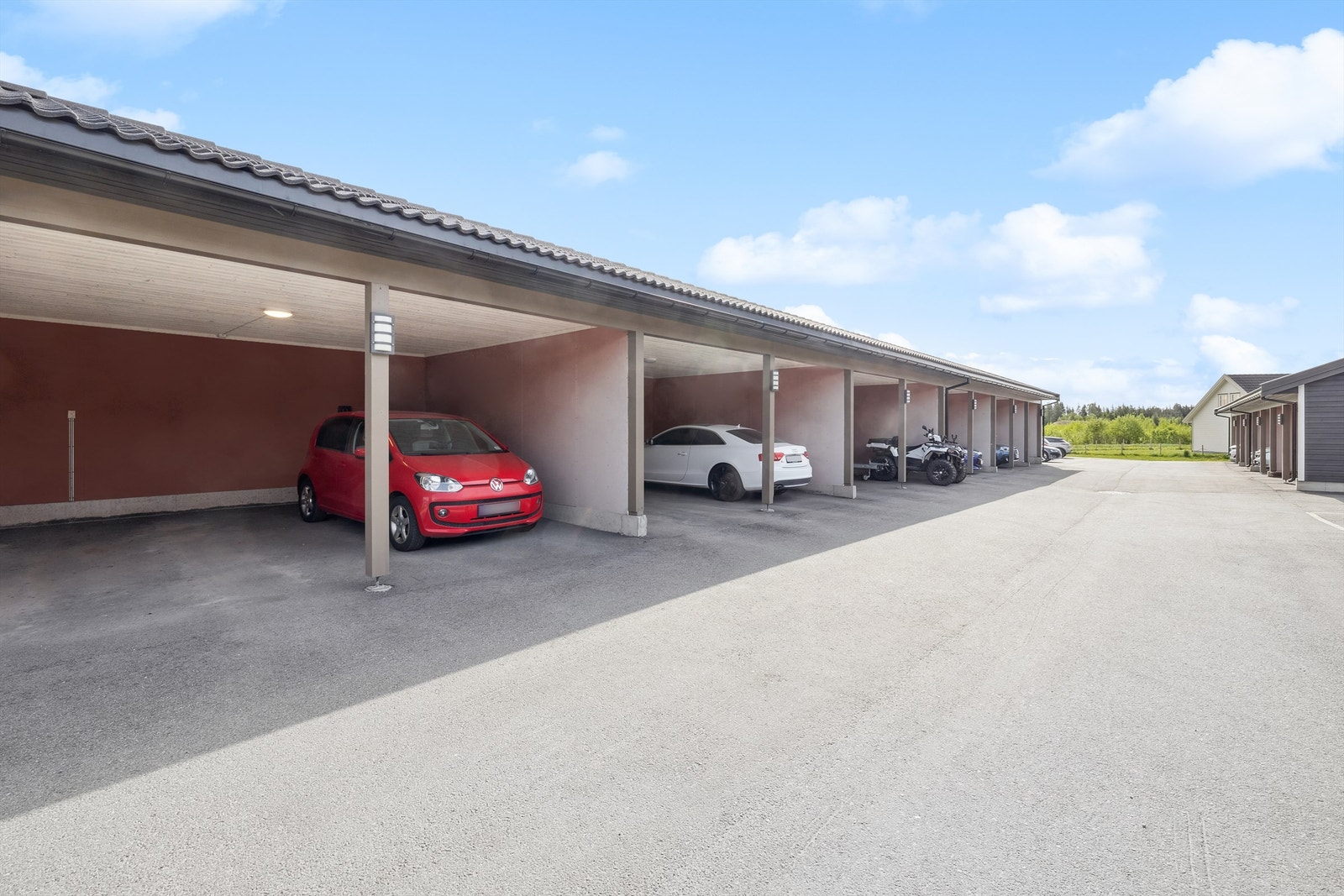 Leiligheten disponerer én parkeringsplass i carport-rekke. Det er montert elbil-lader i carporten Galleribilde
