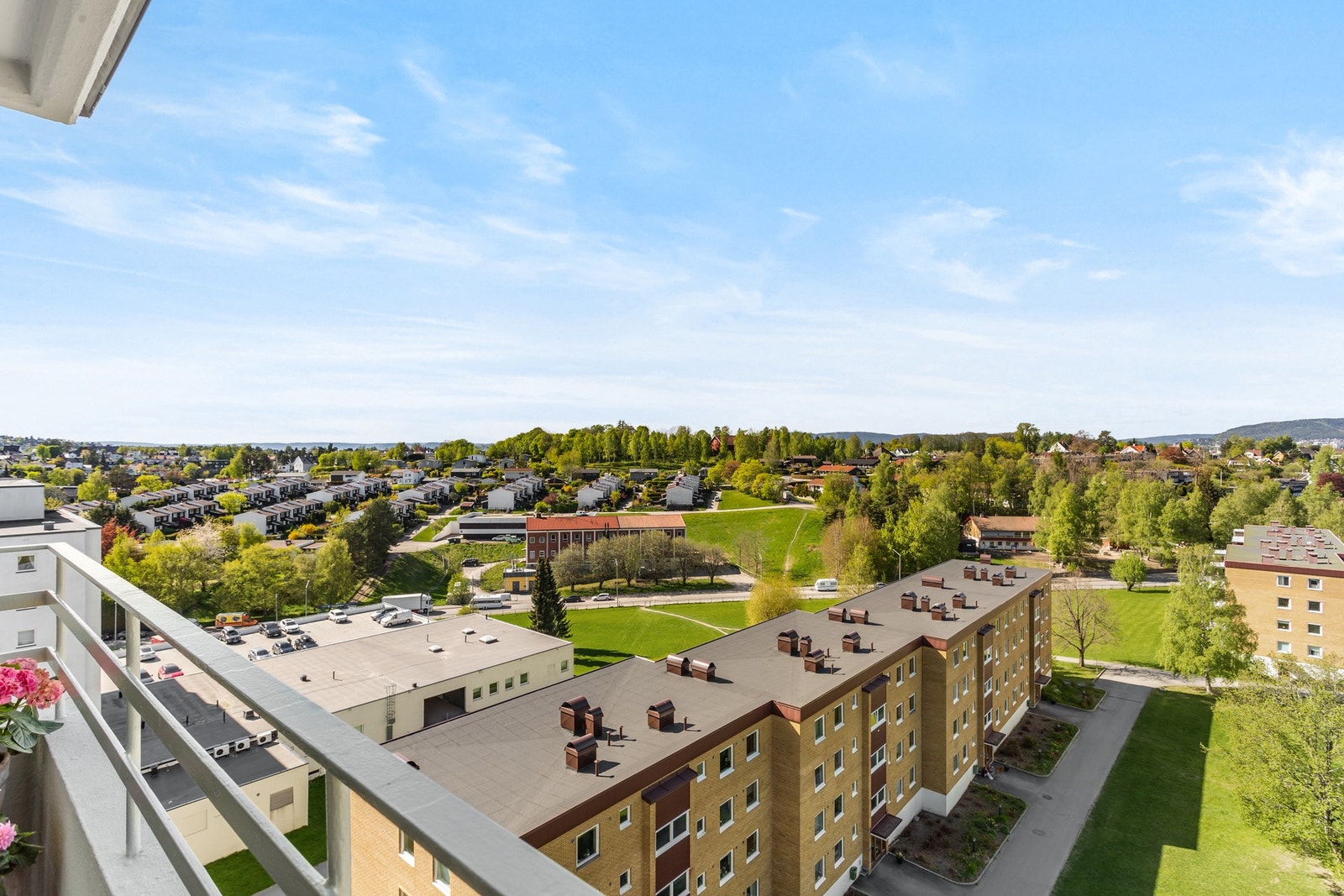 En attraktiv selveierleilighet i 9.etasje, med vidstrakt utsikt. Her ser du helt til Tryvann! Galleribilde