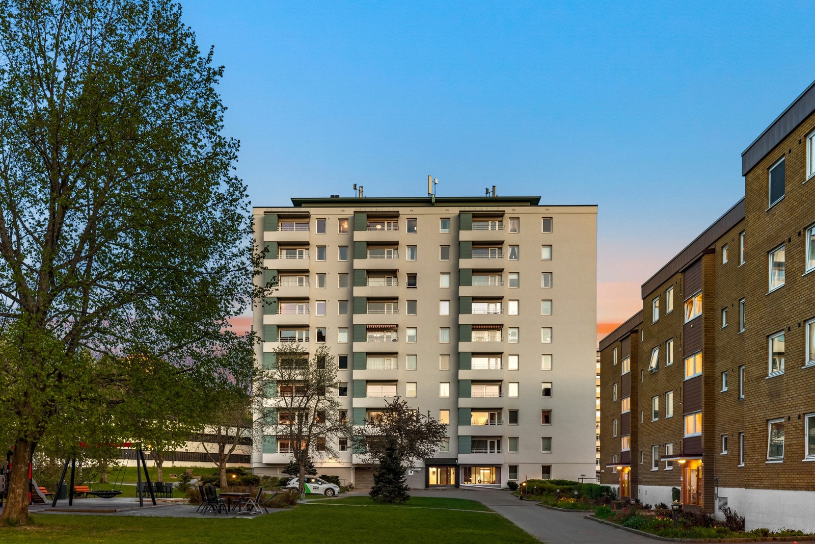 Det er en moderne og innholdsrik lekeplass utenfor blokken, i tillegg til store, felles grøntareal som innbyr til lek og moro. Galleribilde