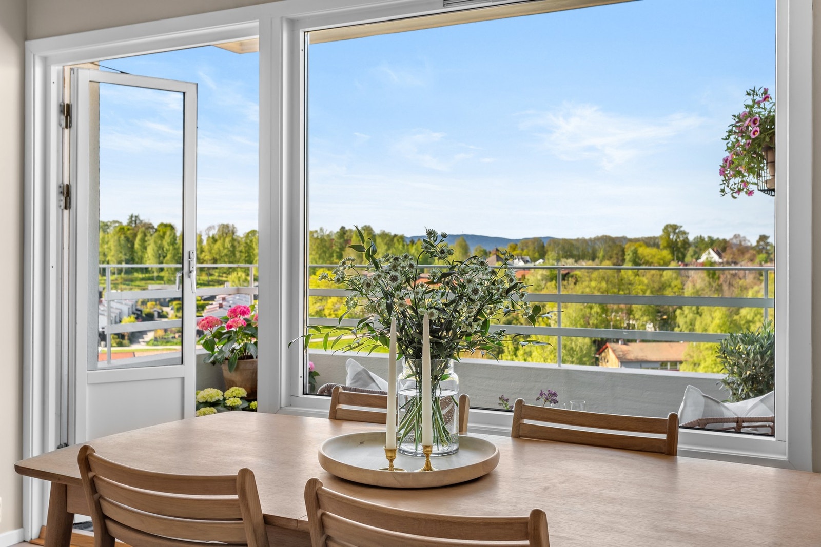 Fra spiseplassen kan både måltid og utsikt nytes. Tofløyet balkongdør bidrar til at man virkelig kan slippe dagslys og luft inn! Galleribilde