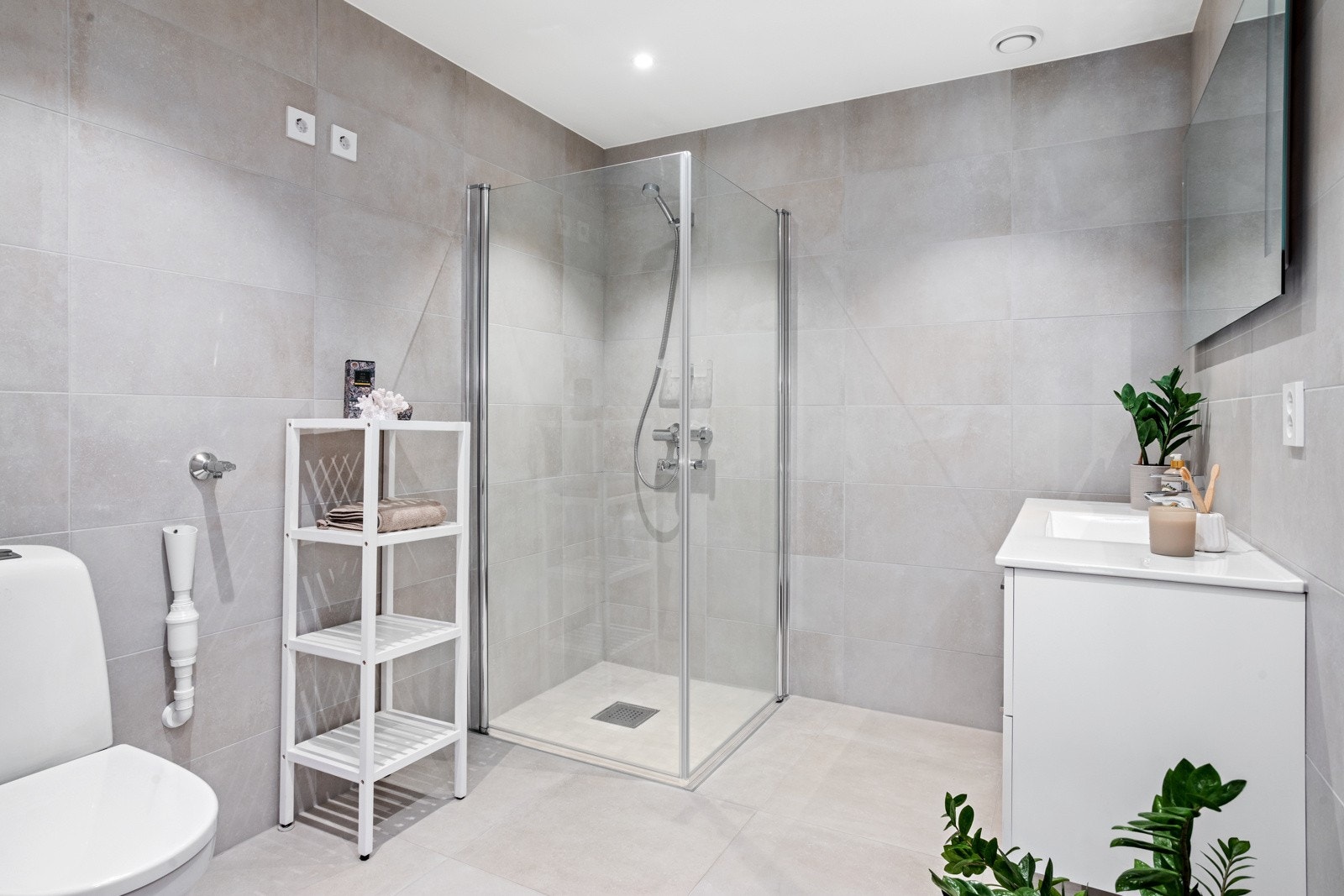 Badet er flislagt og pent. Galleribilde