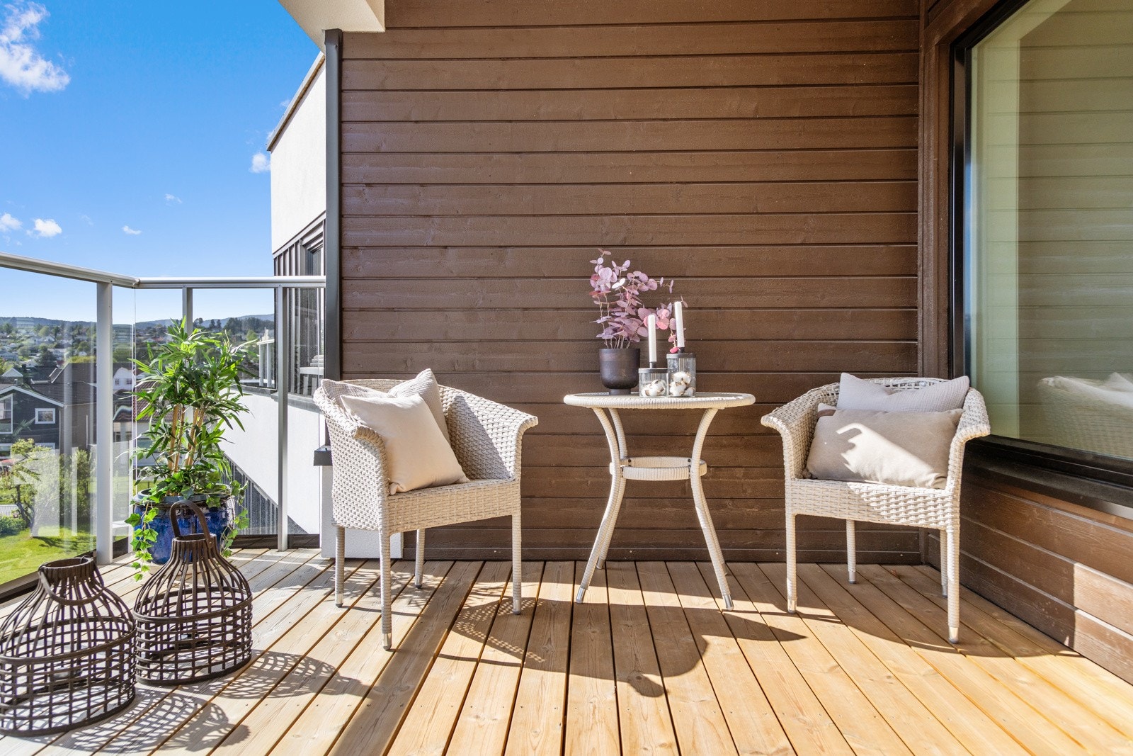 Fra stuen er det utgang til koselig balkong. Galleribilde