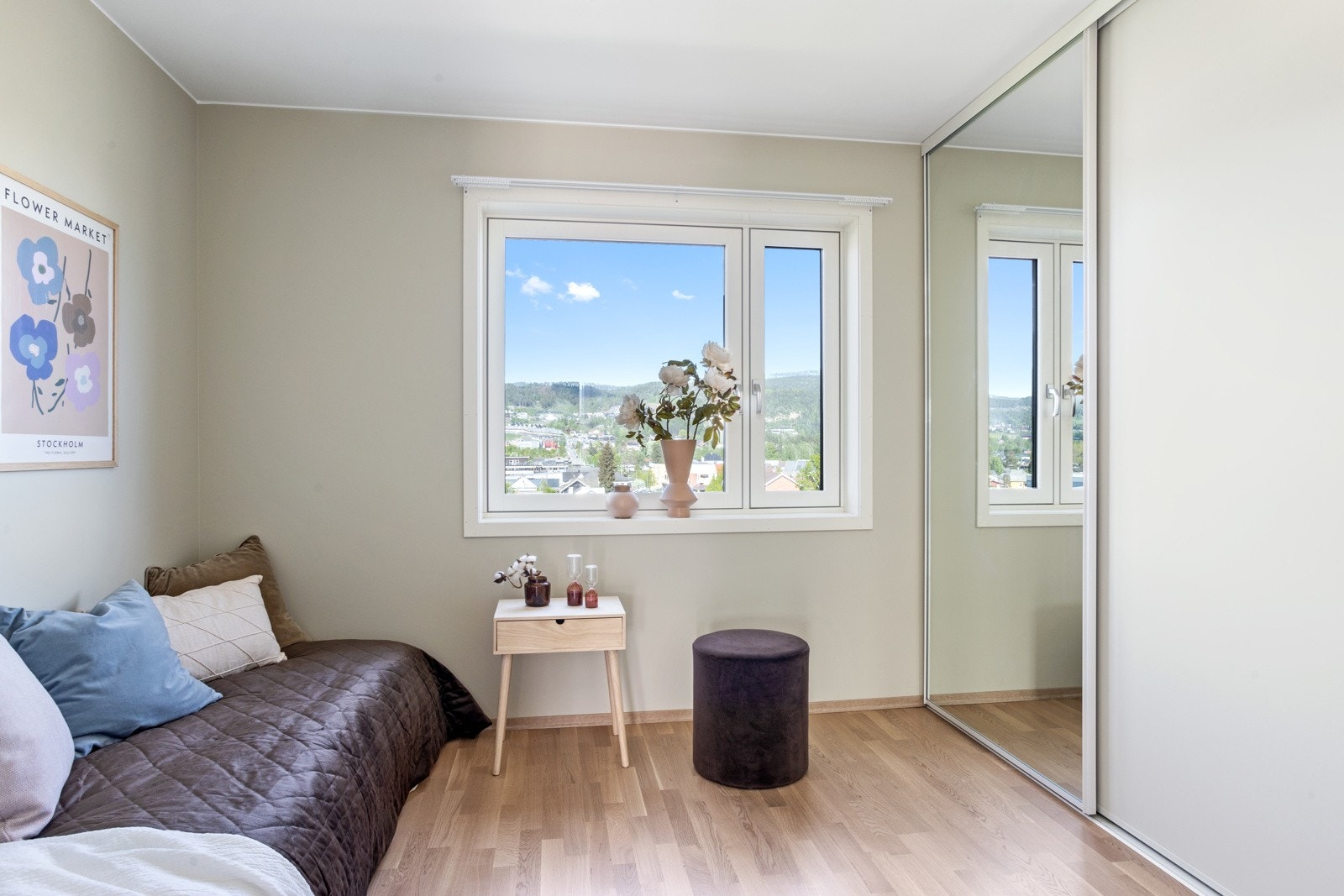 Soverom nummer to har skyvedørsgarderobe. Galleribilde