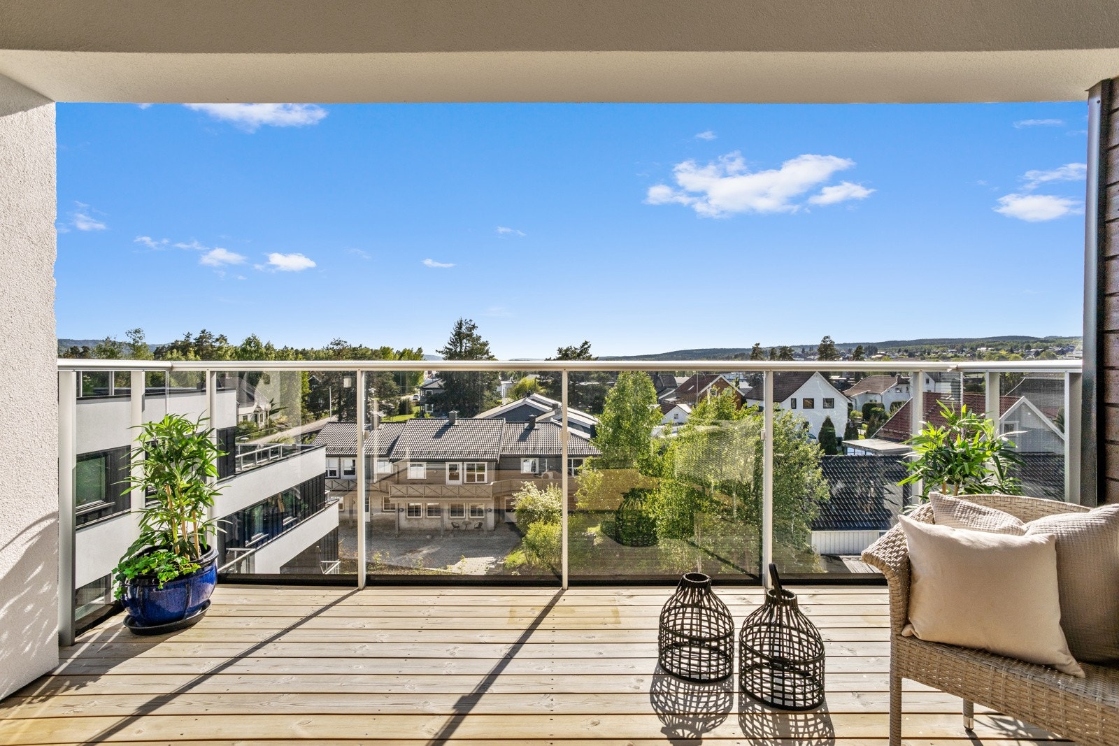 Fra balkongen er det flott utsikt over nærområdene. Galleribilde
